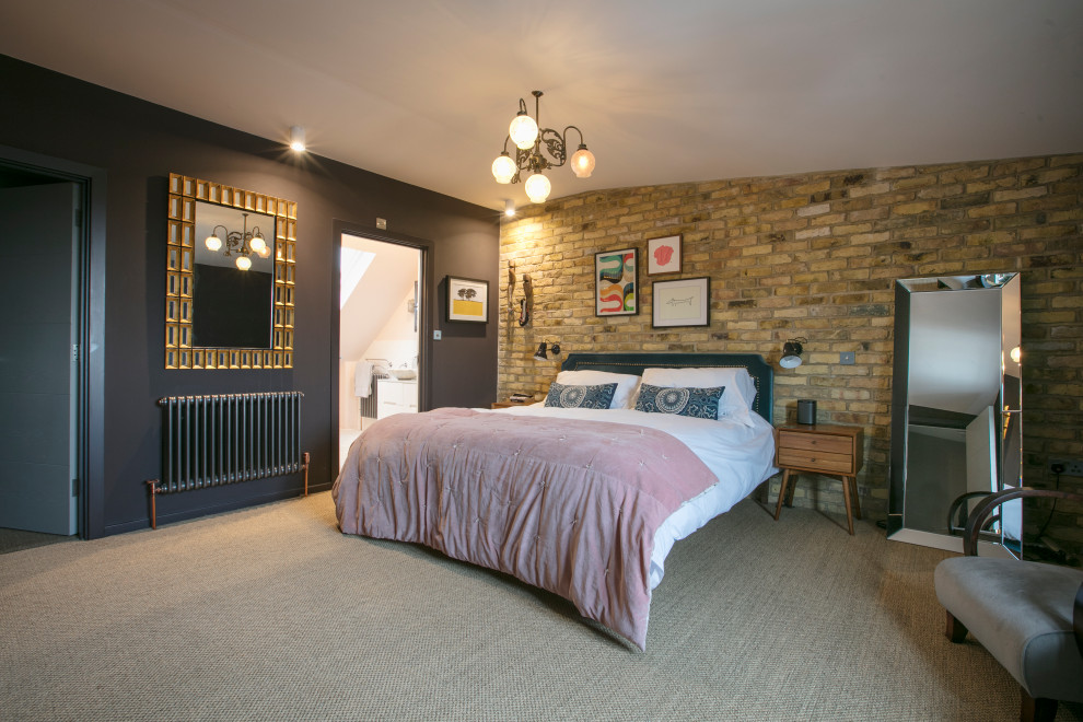 На фото: большая хозяйская спальня в стиле ретро с синими стенами, ковровым покрытием, кирпичными стенами, серым полом и акцентной стеной без камина
