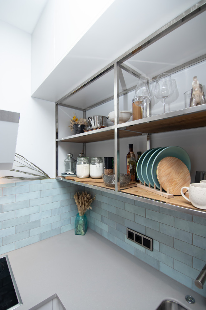 Светлая кухня в неоклассическом стиле