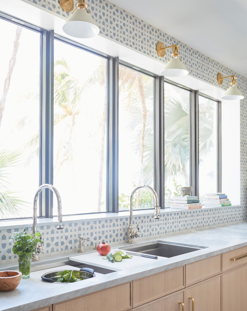 Esempio di una cucina tropicale con ante con riquadro incassato, top in marmo, paraspruzzi grigio, elettrodomestici in acciaio inossidabile, pavimento beige e top grigio