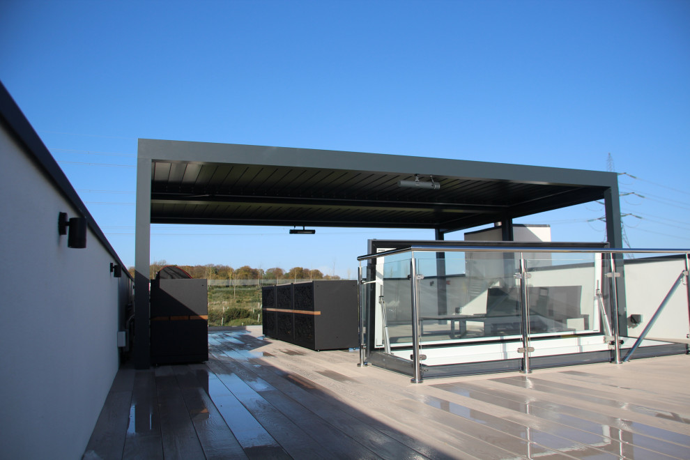 Esempio di una grande terrazza minimalista sul tetto e sul tetto con una pergola