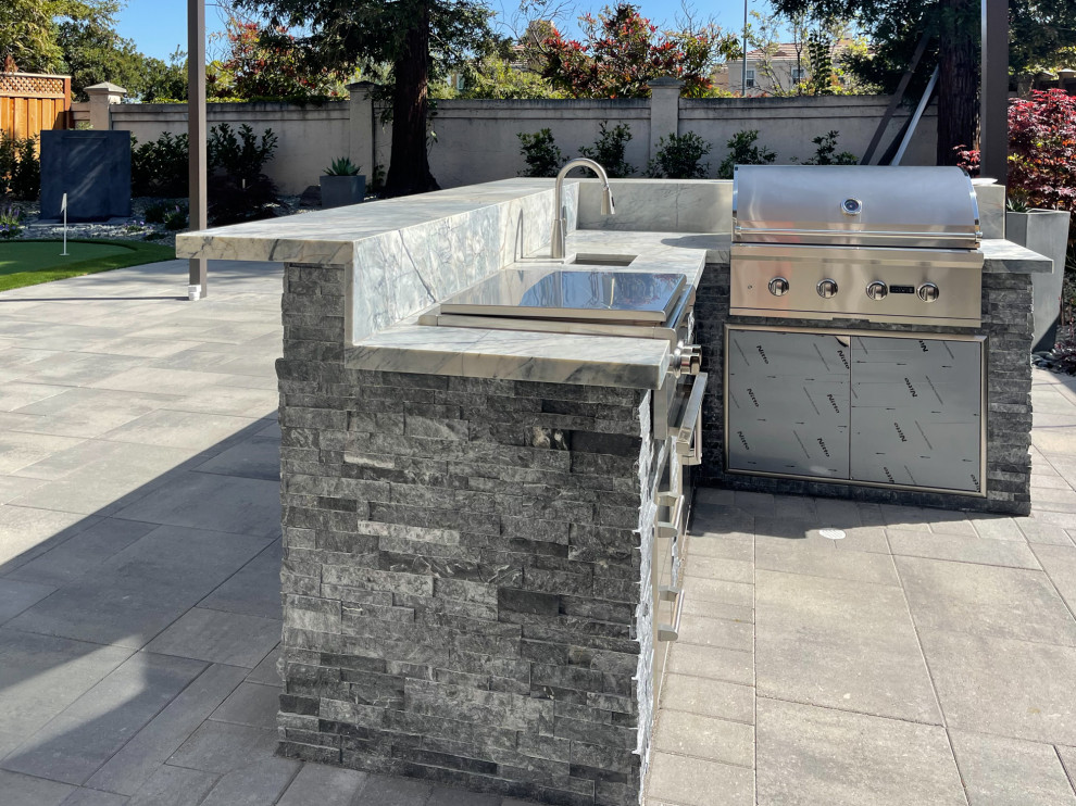 Outdoor Kitchen, Putting Green & Fire Pit