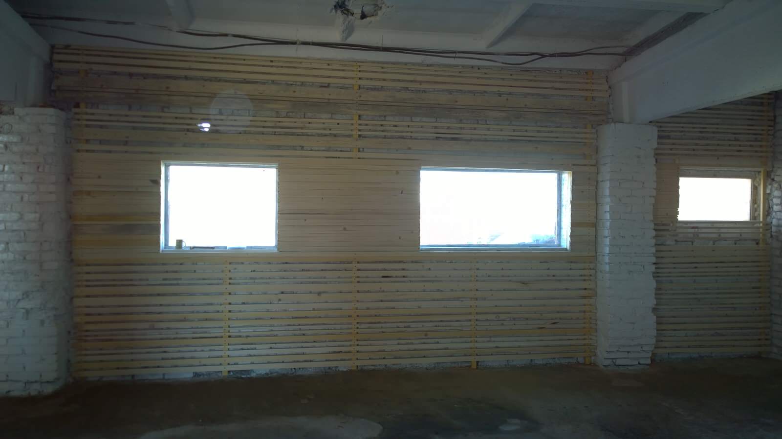 Реечная стена из обрезков дерева