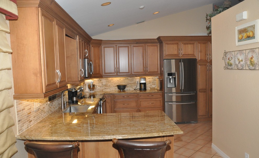 Kitchen - transitional kitchen idea in Miami