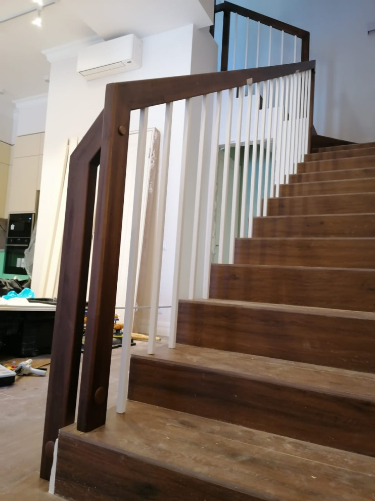 три лестницы  с металлическим ограждением