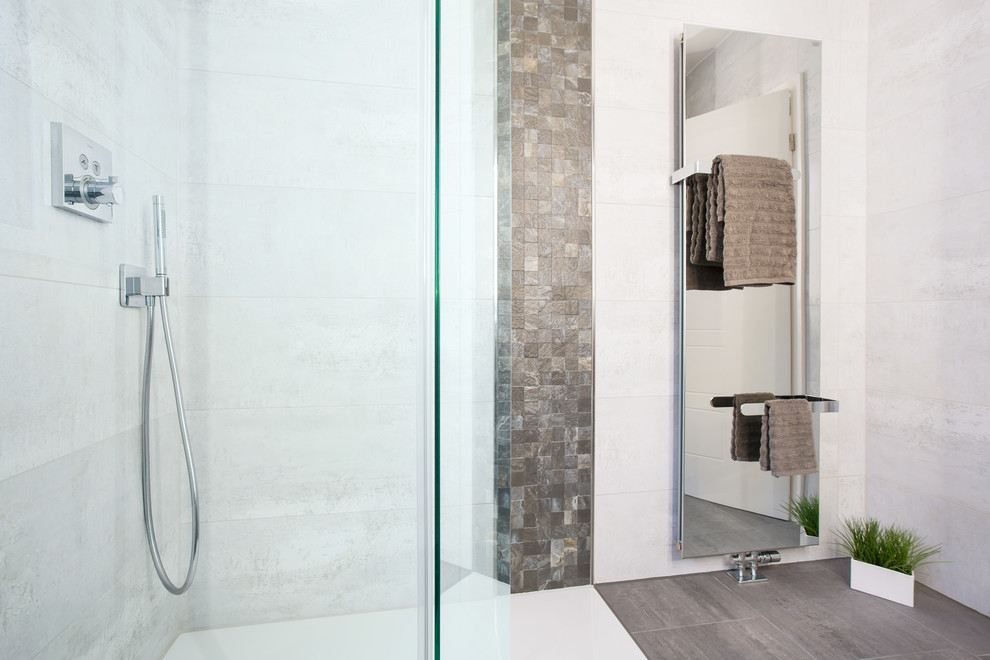 Kleines Modernes Duschbad mit bodengleicher Dusche, grauen Fliesen, Keramikfliesen, grauer Wandfarbe, Keramikboden, grauem Boden und offener Dusche in Köln
