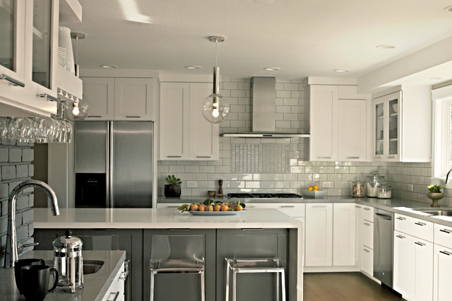 Transitional kitchen photo in Chicago