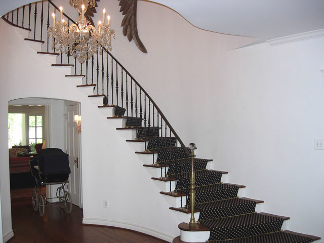 Mid-sized traditional carpeted spiral staircase in Dallas with carpet risers and metal railing.