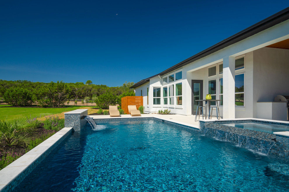Идея дизайна: большой бассейн произвольной формы на заднем дворе в стиле модернизм с настилом
