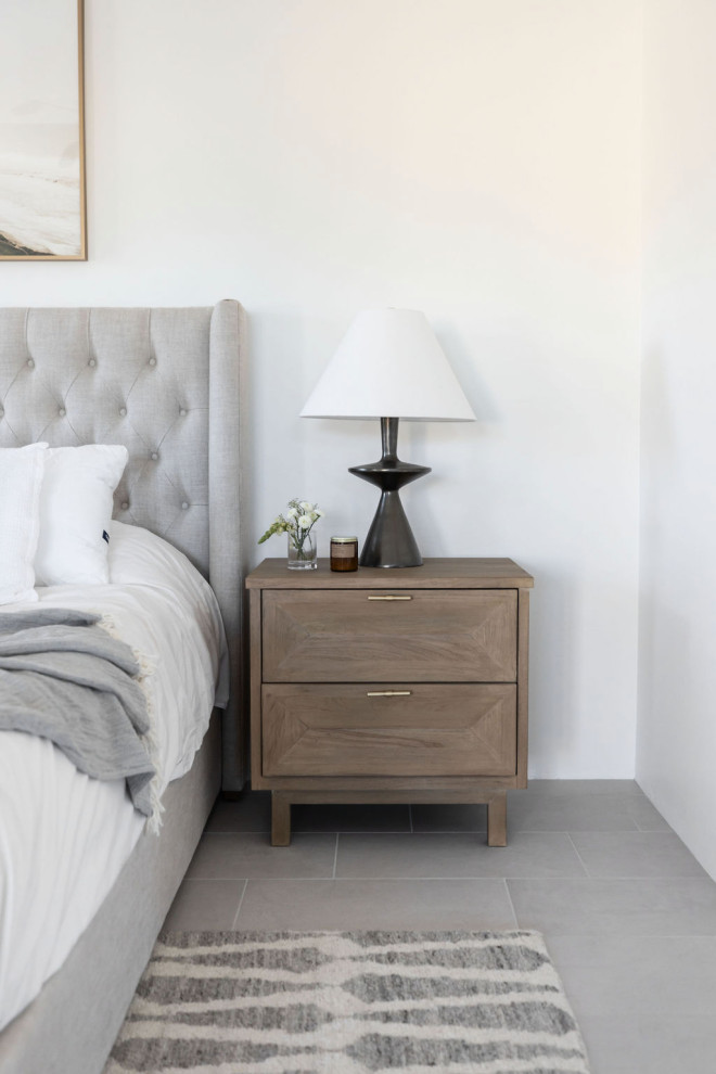 Свежая идея для дизайна: хозяйская спальня в стиле модернизм с белыми стенами, полом из керамогранита и серым полом - отличное фото интерьера