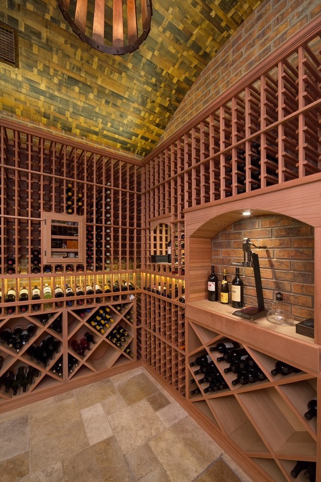 Cette image montre une très grande cave à vin traditionnelle avec des casiers et un sol multicolore.
