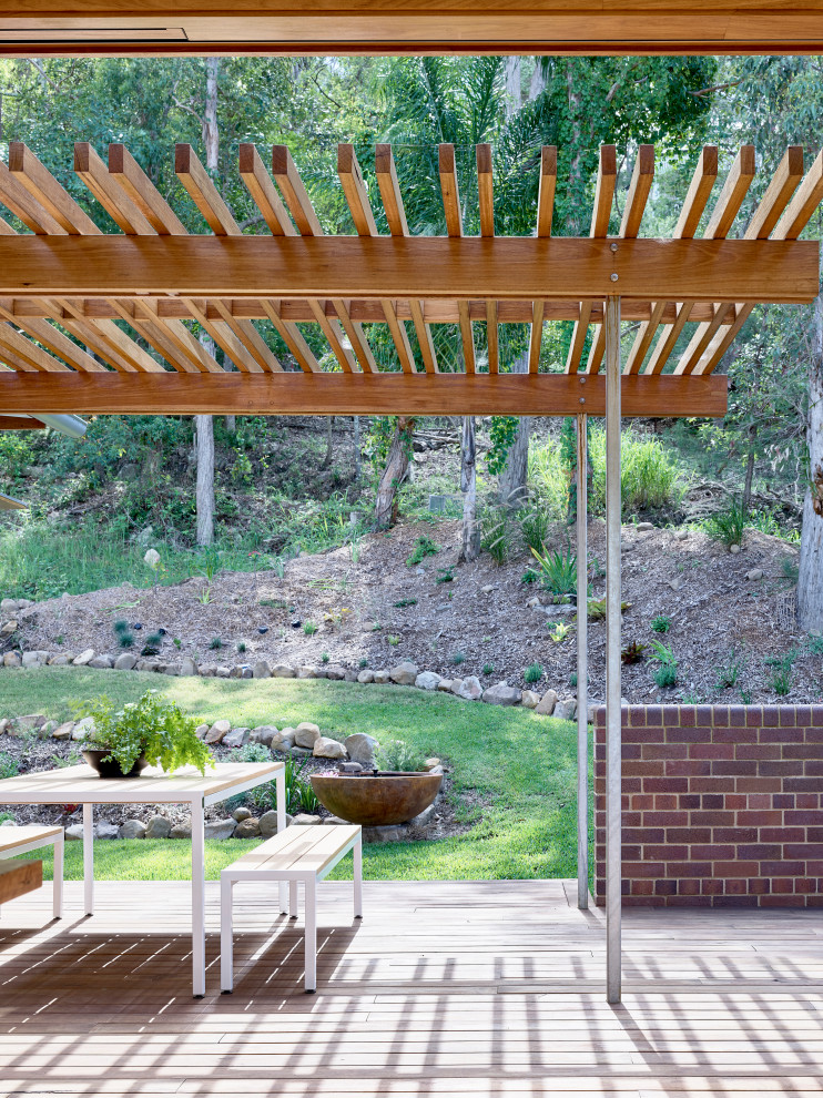Ejemplo de terraza planta baja actual pequeña en patio trasero