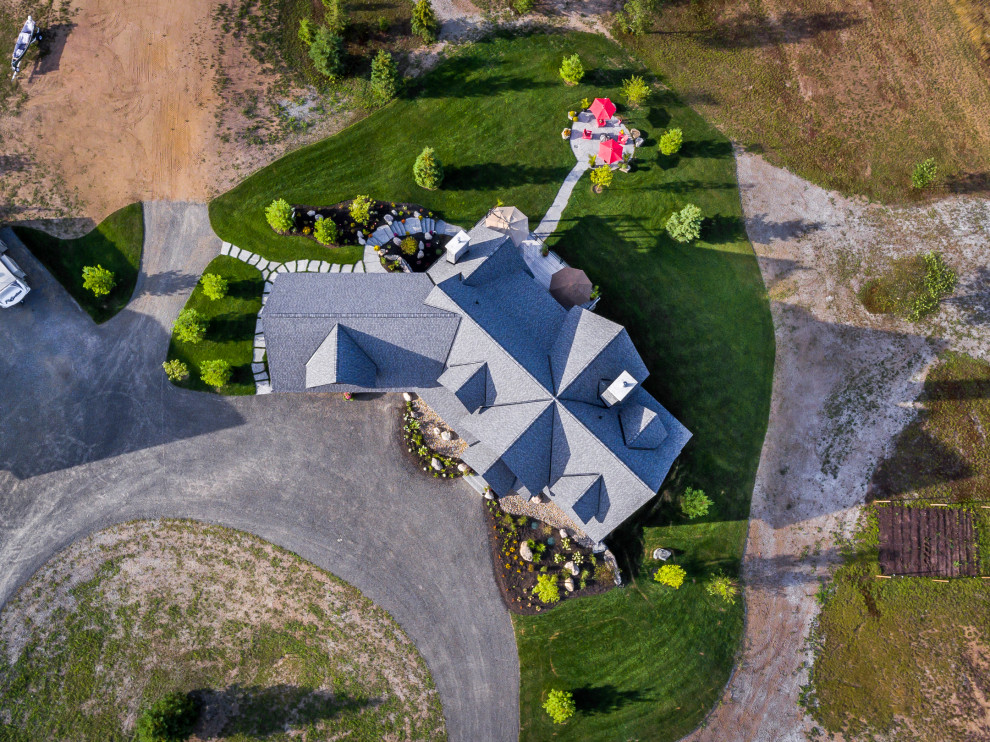 Mountain style home design photo in Toronto