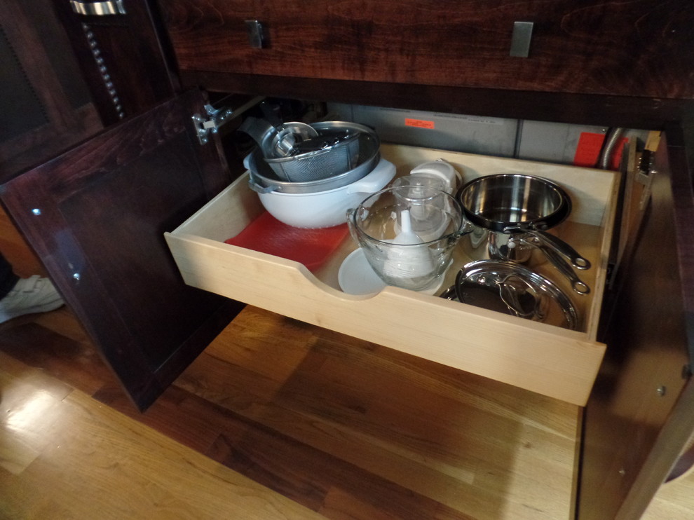 Example of a large transitional kitchen design