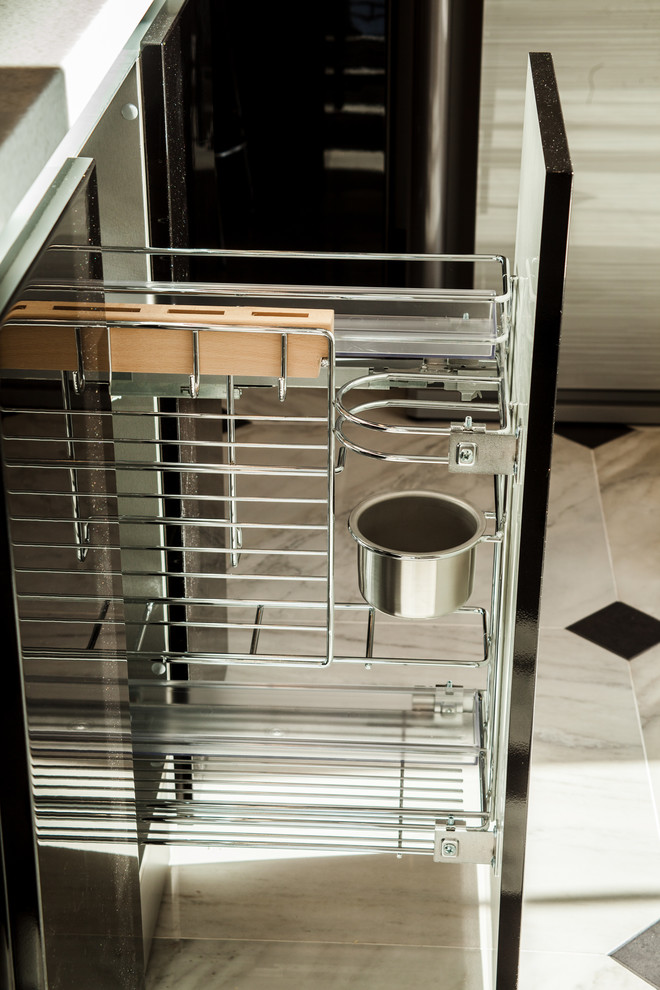 Esempio di una grande cucina design chiusa con lavello sottopiano, ante lisce, ante nere, top in superficie solida, paraspruzzi bianco, paraspruzzi con lastra di vetro, elettrodomestici in acciaio inossidabile, pavimento in gres porcellanato e pavimento beige