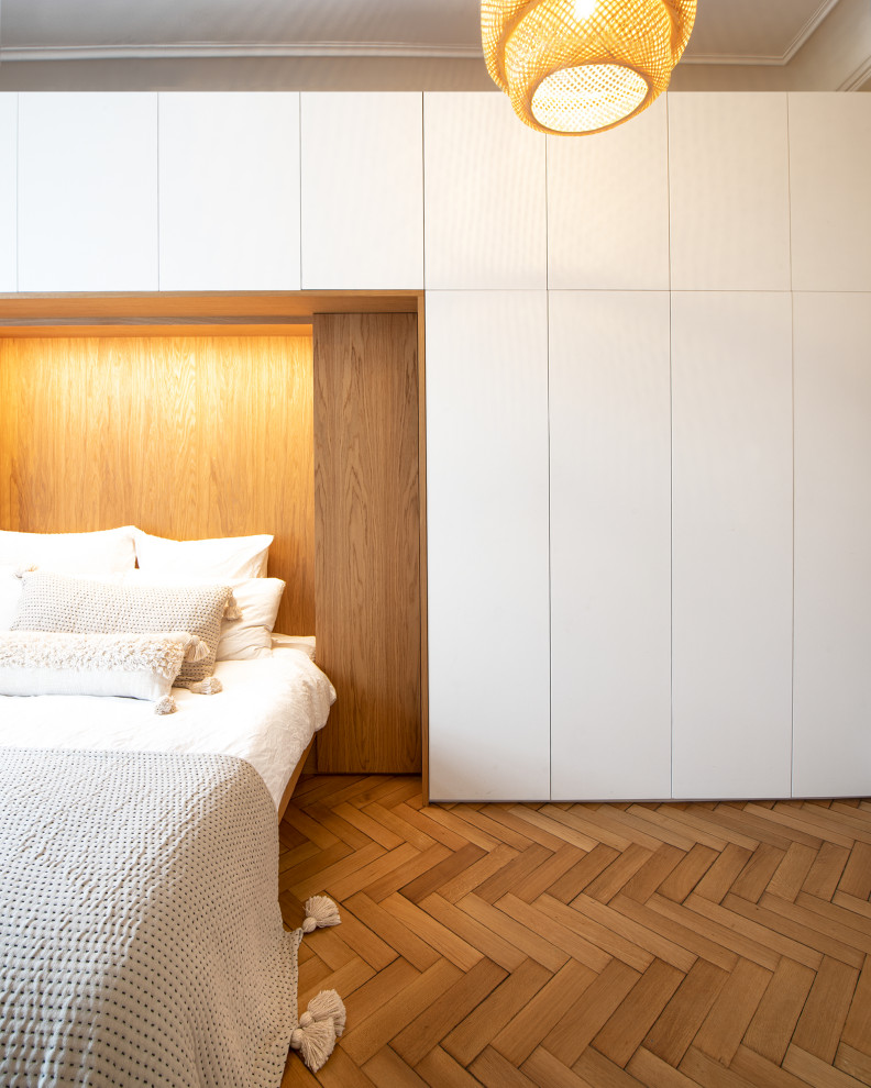 Nordisches Hauptschlafzimmer mit beiger Wandfarbe in München