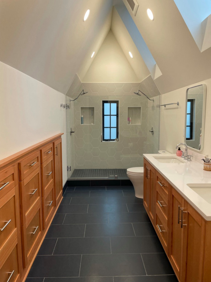 Exempel på ett minimalistiskt vit vitt badrum, med skåp i shakerstil, skåp i mellenmörkt trä, en dusch/badkar-kombination, en toalettstol med separat cisternkåpa, vit kakel, keramikplattor, vita väggar, klinkergolv i keramik, ett undermonterad handfat, bänkskiva i kvarts, blått golv och dusch med skjutdörr