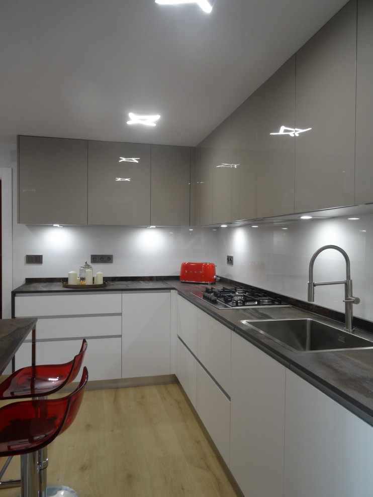 This is an example of a large modern l-shaped kitchen in Alicante-Costa Blanca with a peninsula.