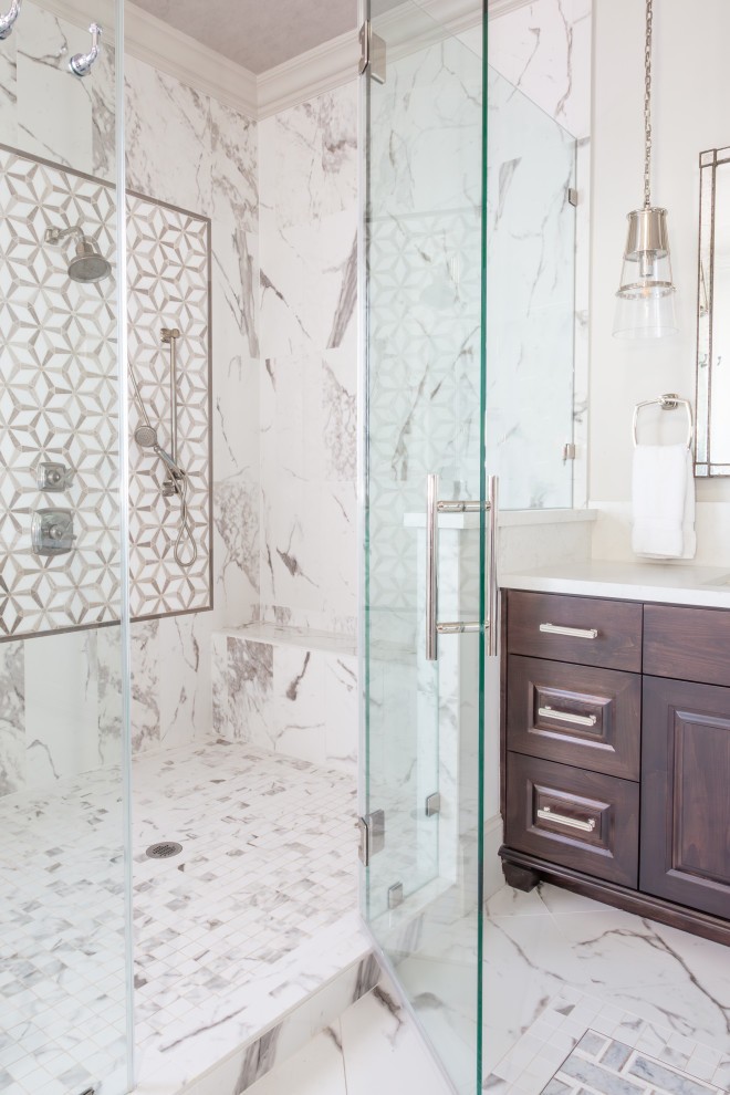 Idéer för ett stort klassiskt vit en-suite badrum, med luckor med upphöjd panel, bruna skåp, ett fristående badkar, en hörndusch, flerfärgad kakel, porslinskakel, marmorgolv, ett undermonterad handfat, bänkskiva i kvarts, flerfärgat golv och dusch med gångjärnsdörr