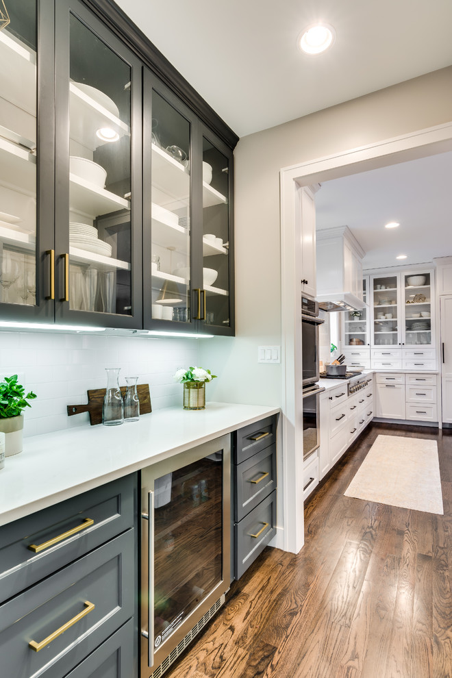 Example of a transitional kitchen design in Chicago