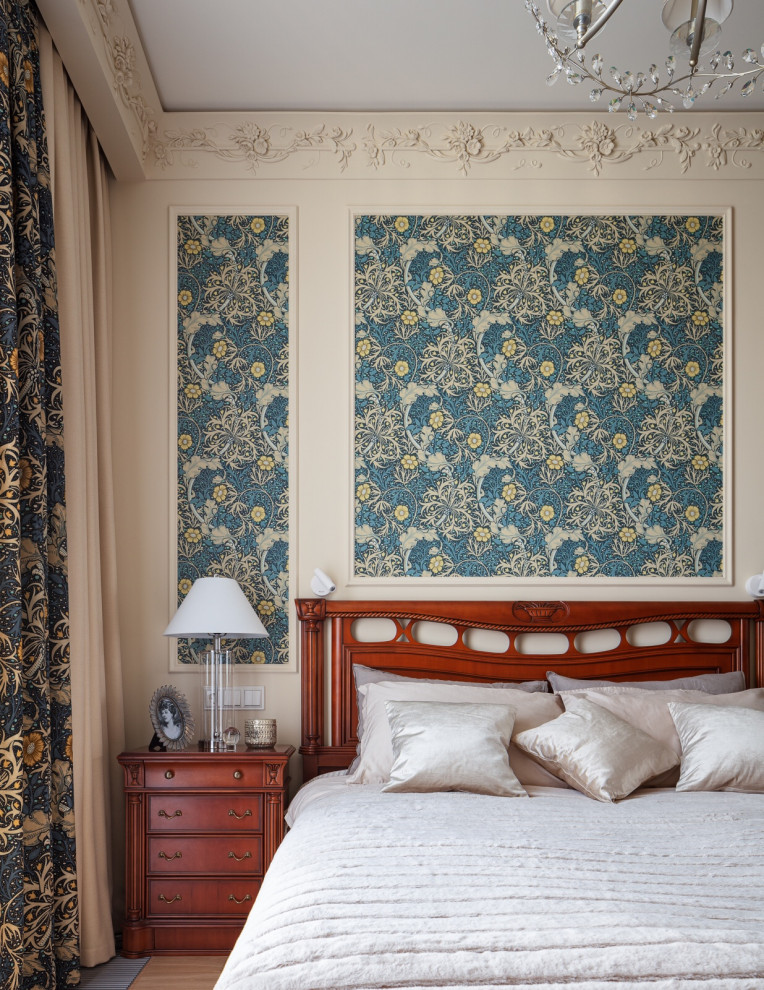 Ejemplo de dormitorio principal tradicional renovado con paredes multicolor, suelo de madera clara y suelo beige