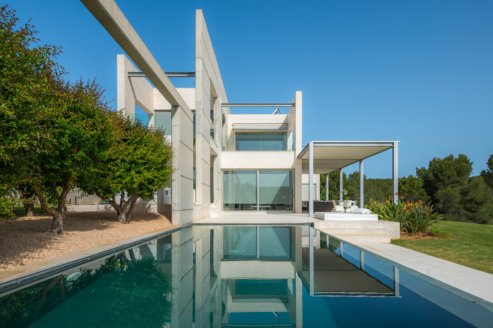 This is an example of a large contemporary split-level concrete white exterior in Palma de Mallorca with a flat roof.