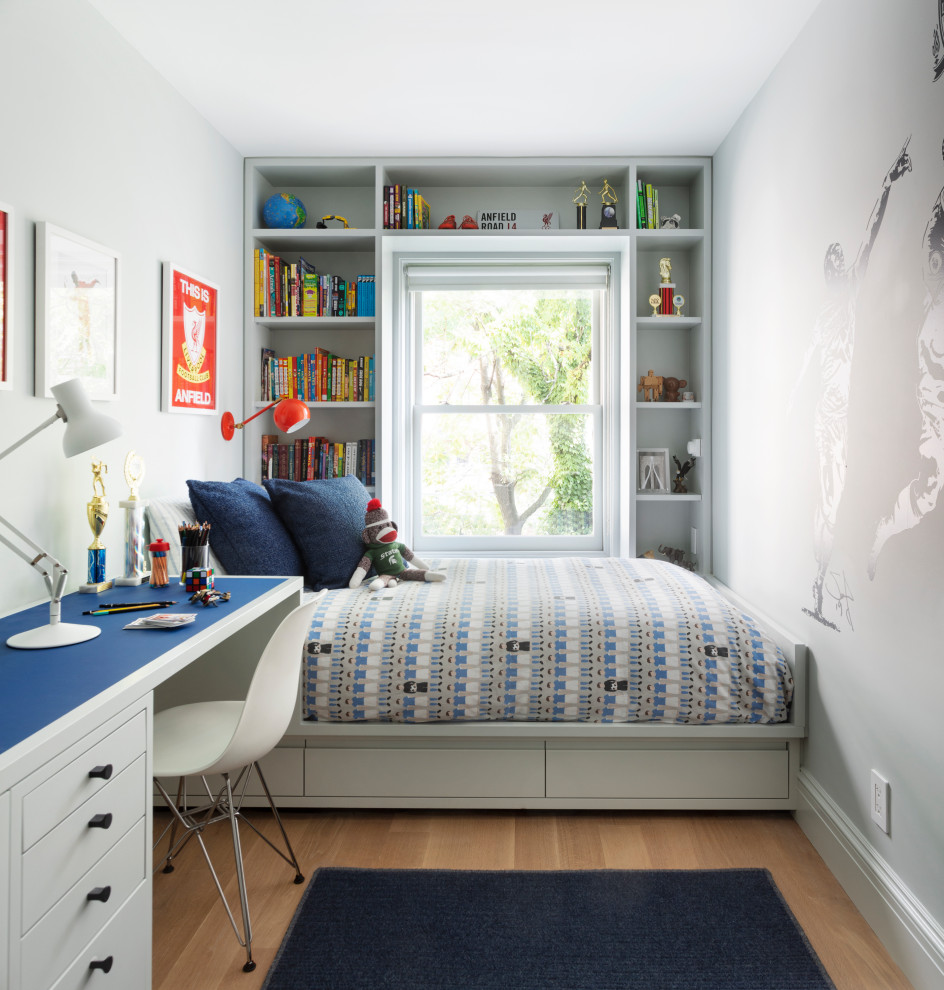 Inredning av ett klassiskt litet barnrum, med vita väggar, heltäckningsmatta och blått golv
