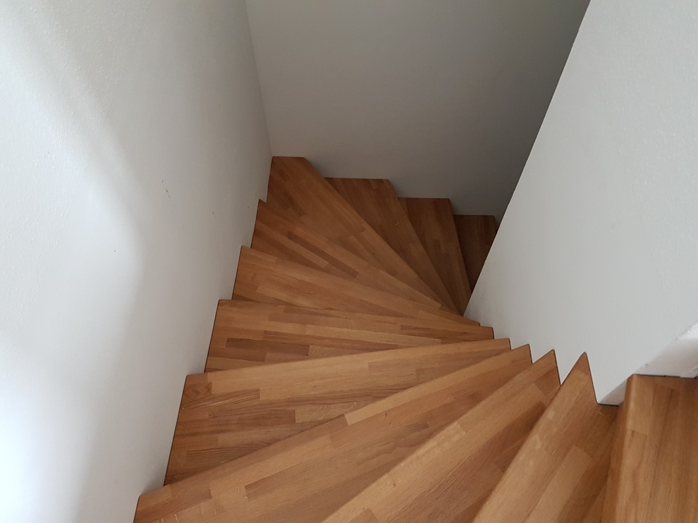 Idéer för en mellanstor modern svängd trappa i trä, med sättsteg i trä