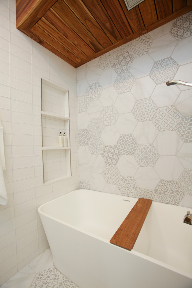 Klassisches Badezimmer mit freistehender Badewanne, weißer Wandfarbe, eingebautem Waschtisch und Holzdecke in Kansas City