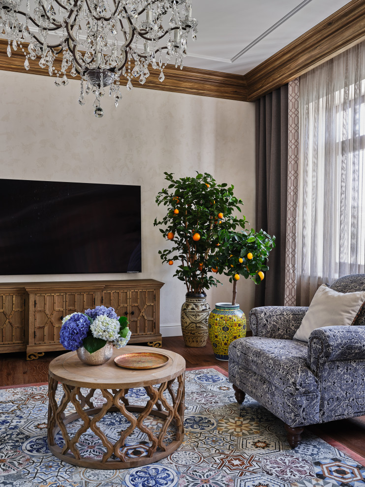 Пример оригинального дизайна: парадная гостиная комната среднего размера, в белых тонах с отделкой деревом в стиле ретро с бежевыми стенами, кирпичным полом, телевизором на стене, зоной отдыха, разноцветным полом и многоуровневым потолком