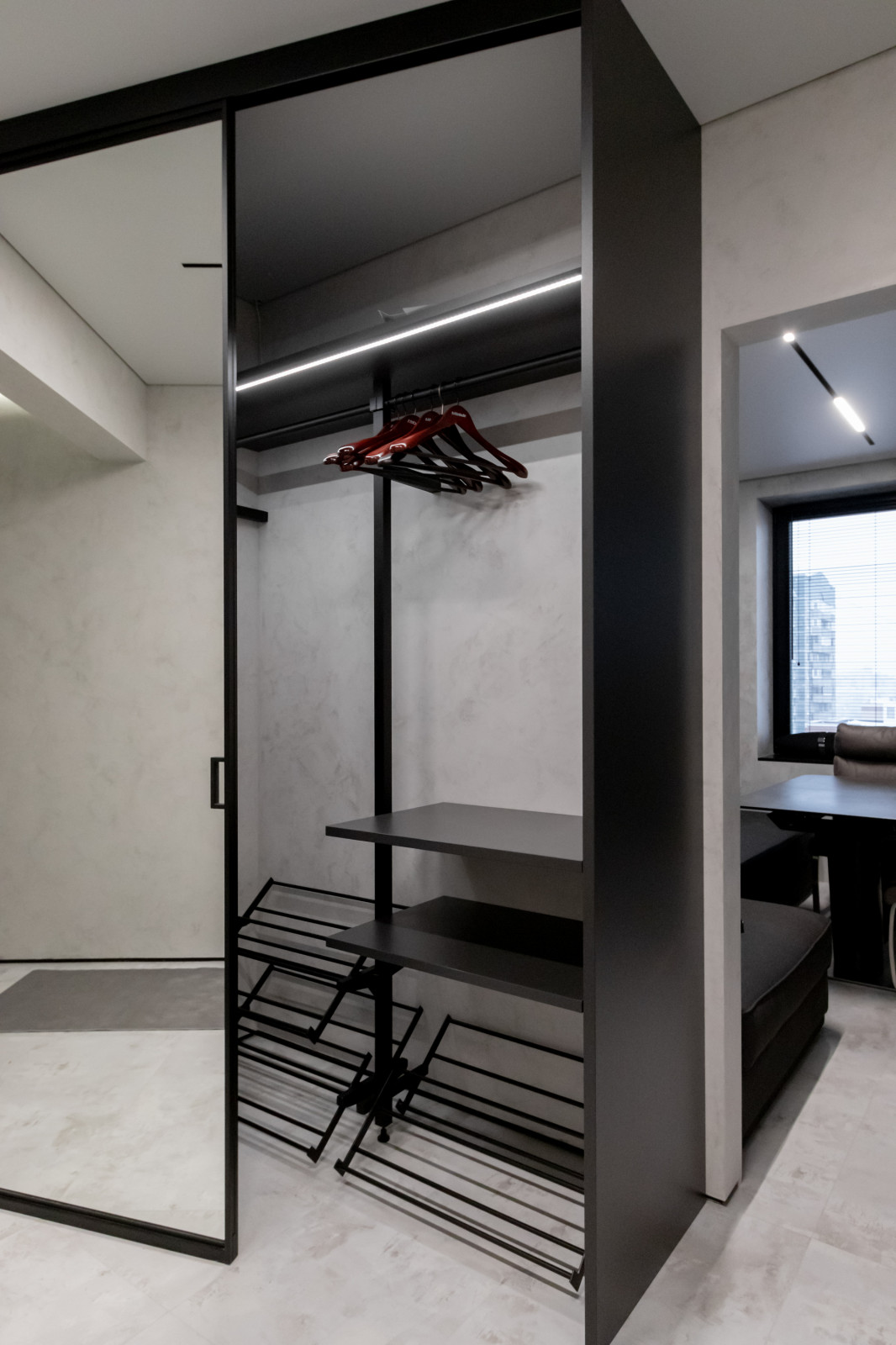 Угловой шкаф в прихожую с системой UNO raumplus