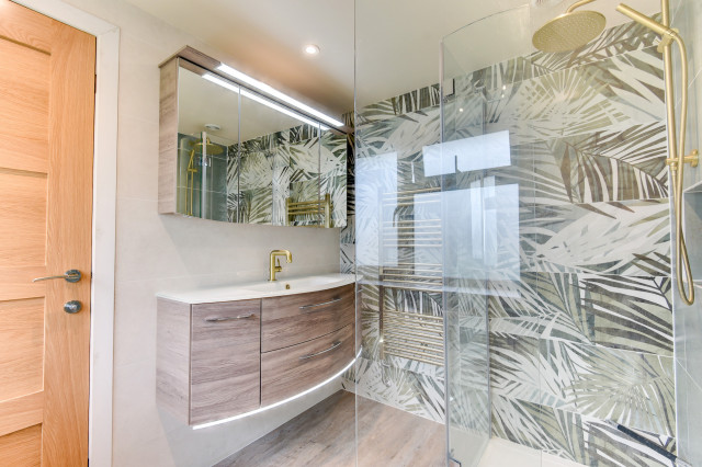 Rainforest Bathroom in Horsham, West Sussex tropisk-lille-badevaerelse