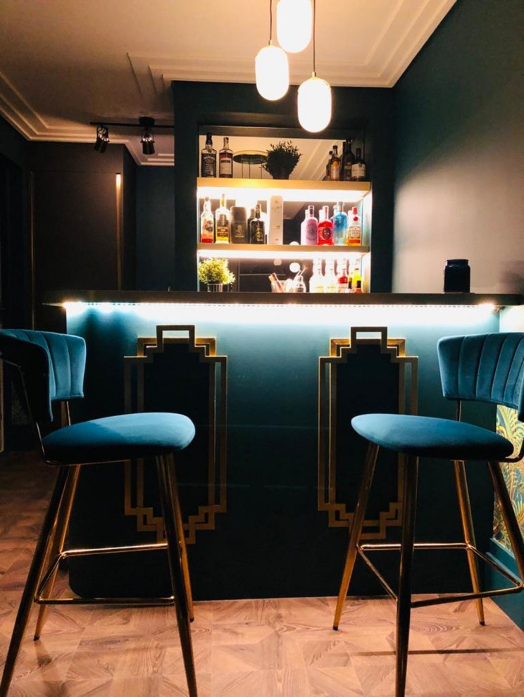 Ispirazione per un angolo bar senza lavandino stile americano di medie dimensioni con lavello integrato, ante a filo, ante blu, parquet scuro e pavimento marrone