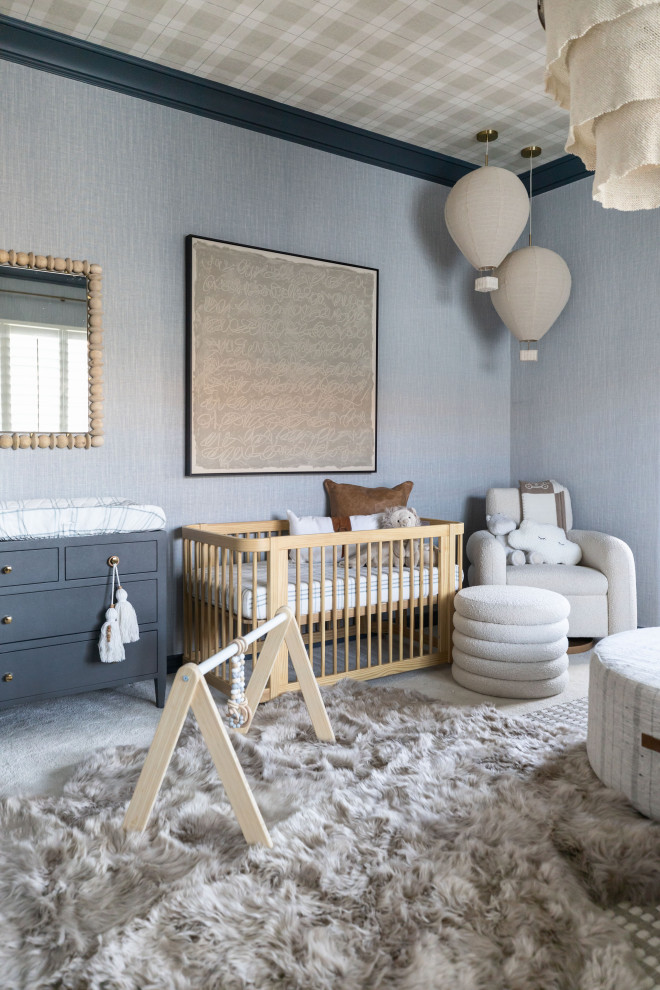 Diseño de habitación de bebé niño marinera grande con paredes azules, moqueta, suelo beige, papel pintado y papel pintado