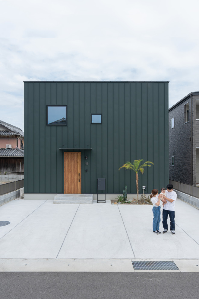 Modelo de fachada de casa verde y negra industrial de dos plantas con tejado de un solo tendido y tejado de metal