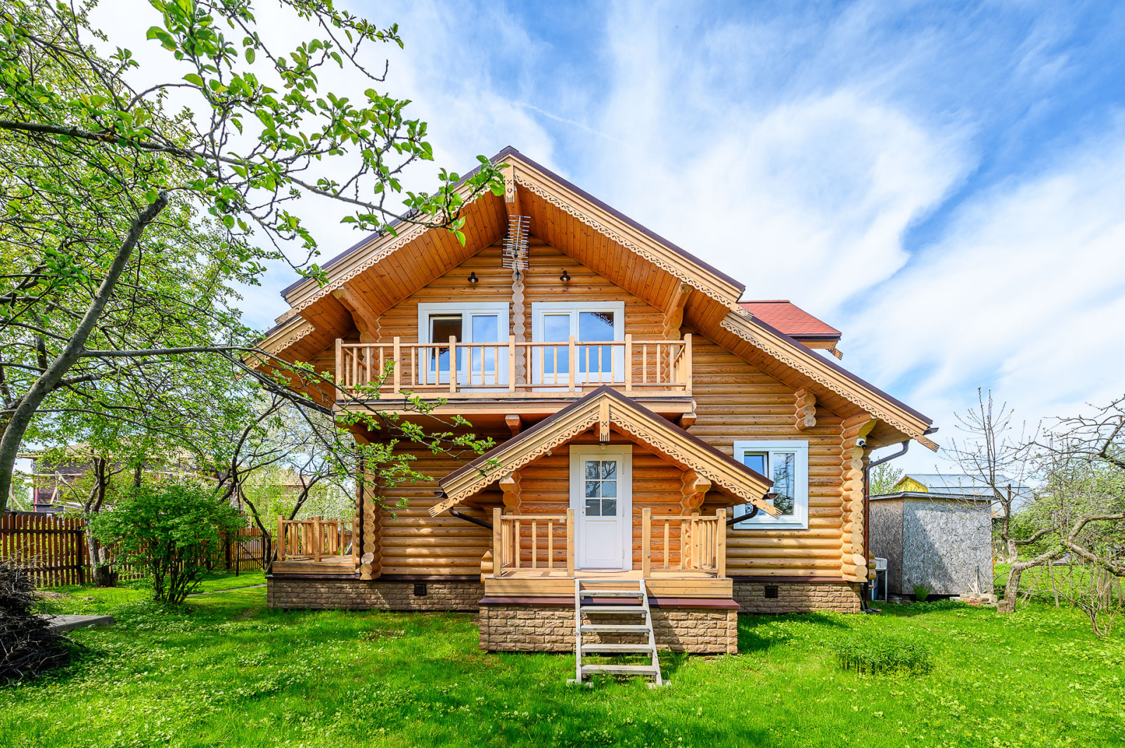 отделка дома из оцилиндрованного бревна