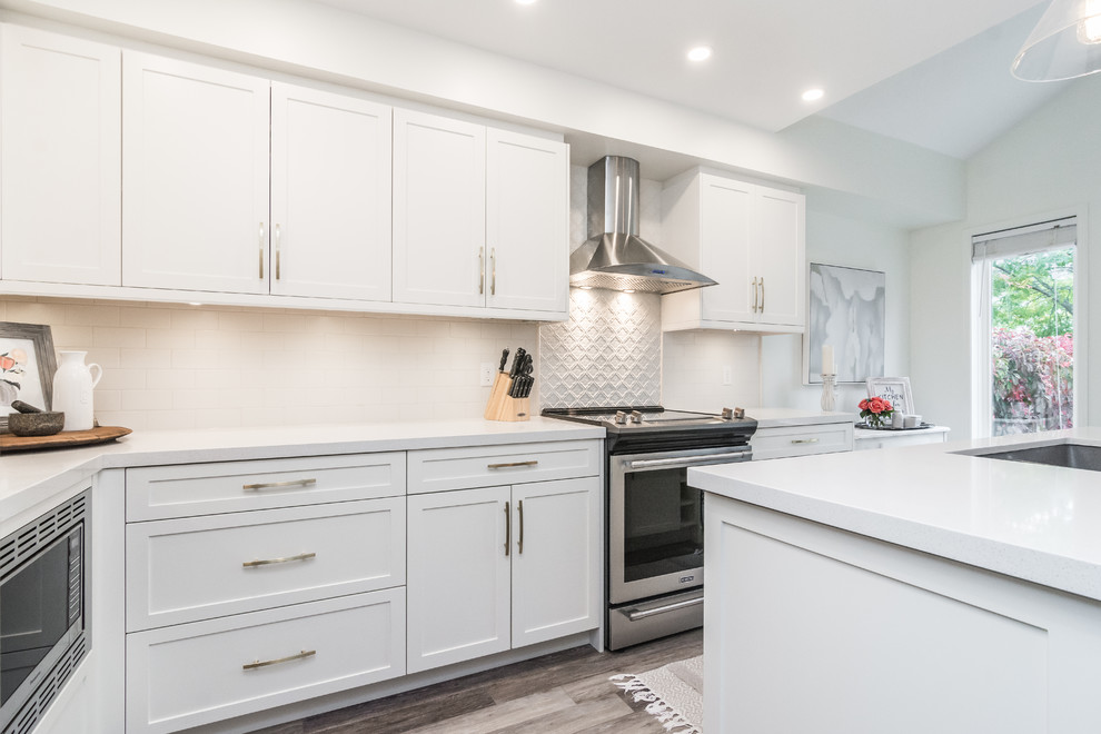 Transitional kitchen photo in Toronto