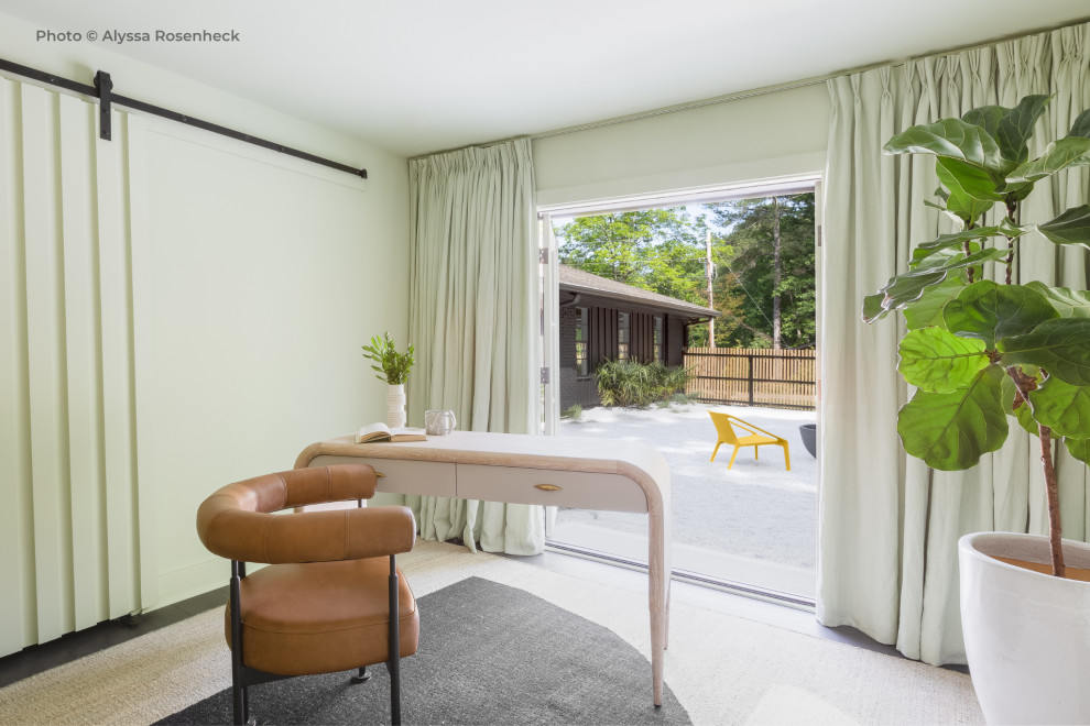Ispirazione per una camera degli ospiti minimalista di medie dimensioni con pareti verdi, pavimento in vinile e pavimento nero