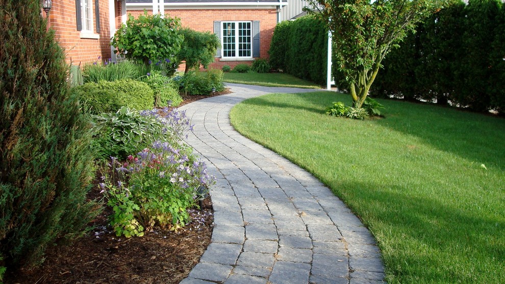 Design ideas for a country side yard outdoor sport court in Toronto with concrete pavers.