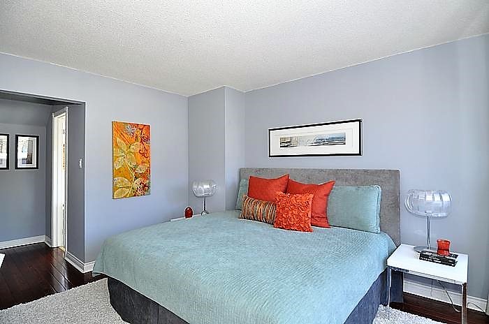 Inspiration for a transitional home design remodel in Toronto