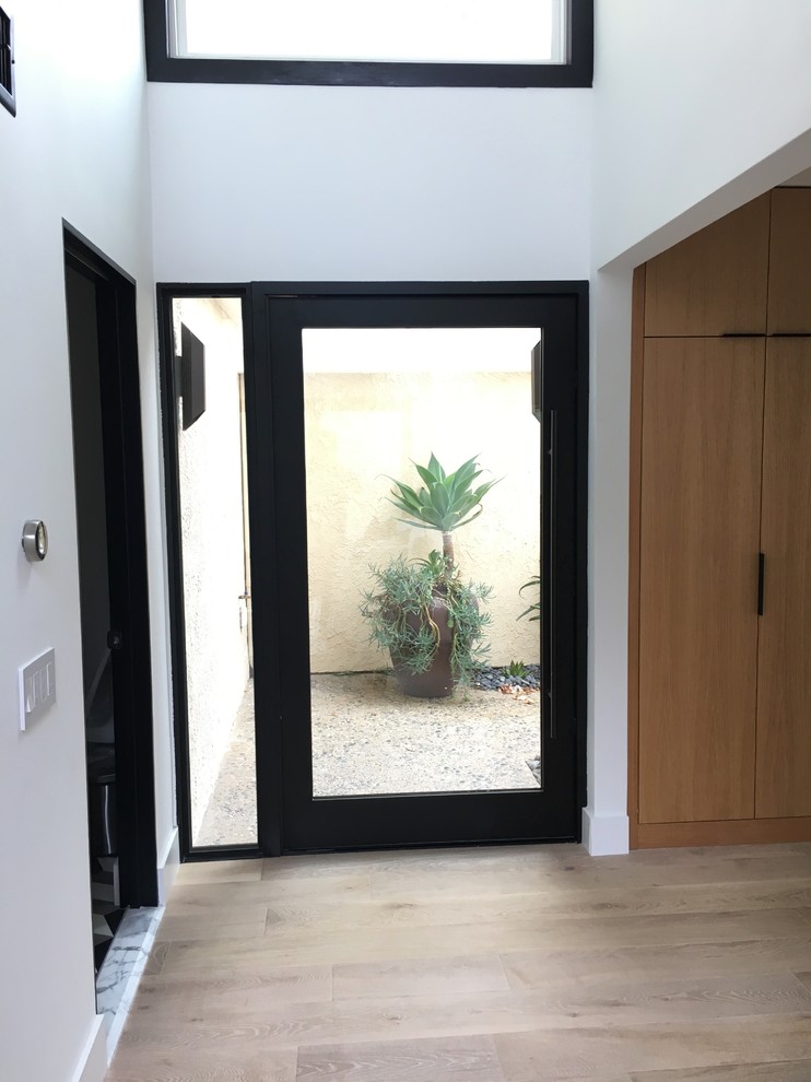 Minimalist home design photo in Orange County