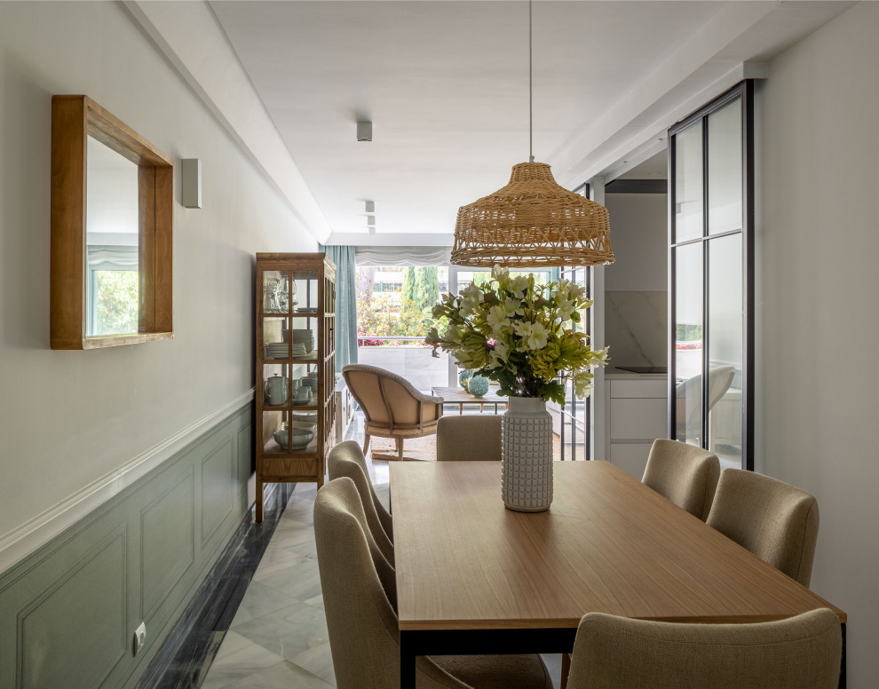 Imagen de comedor tradicional renovado de tamaño medio abierto sin chimenea con paredes beige, suelo de mármol, suelo gris, papel pintado y cortinas