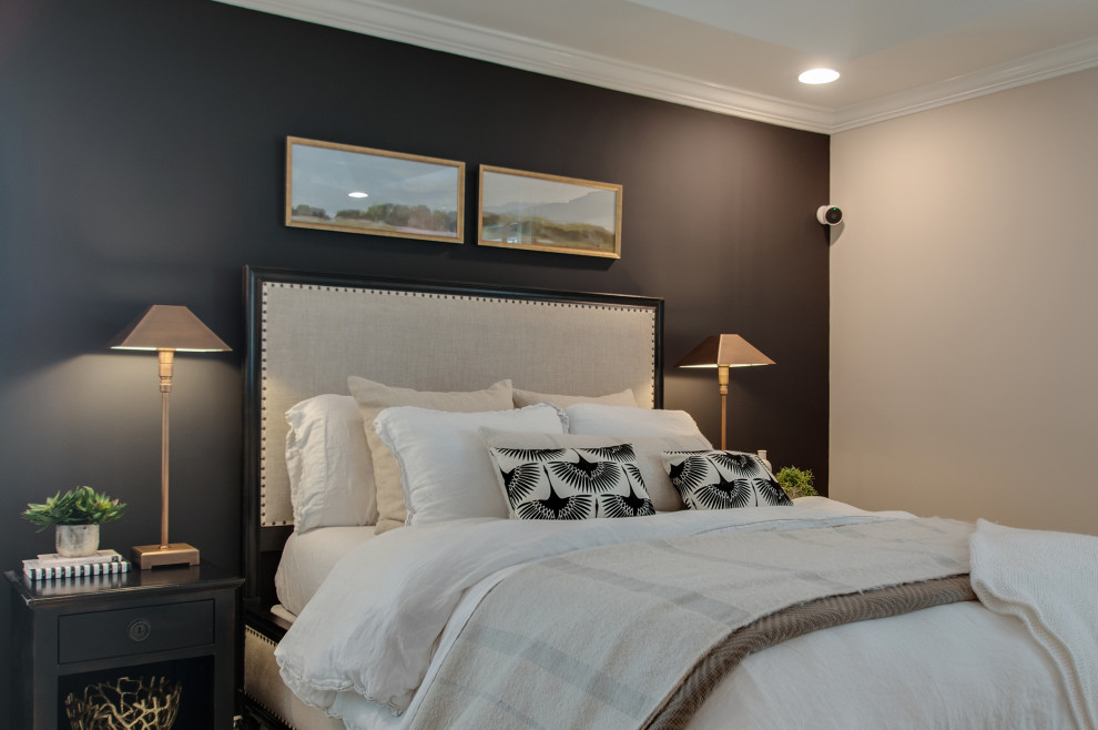 На фото: хозяйская спальня среднего размера в стиле ретро с черными стенами, ковровым покрытием, бежевым полом и многоуровневым потолком