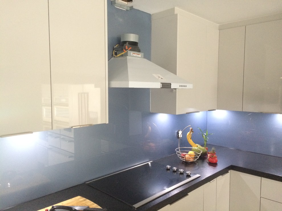 Kitchen - kitchen idea in Miami