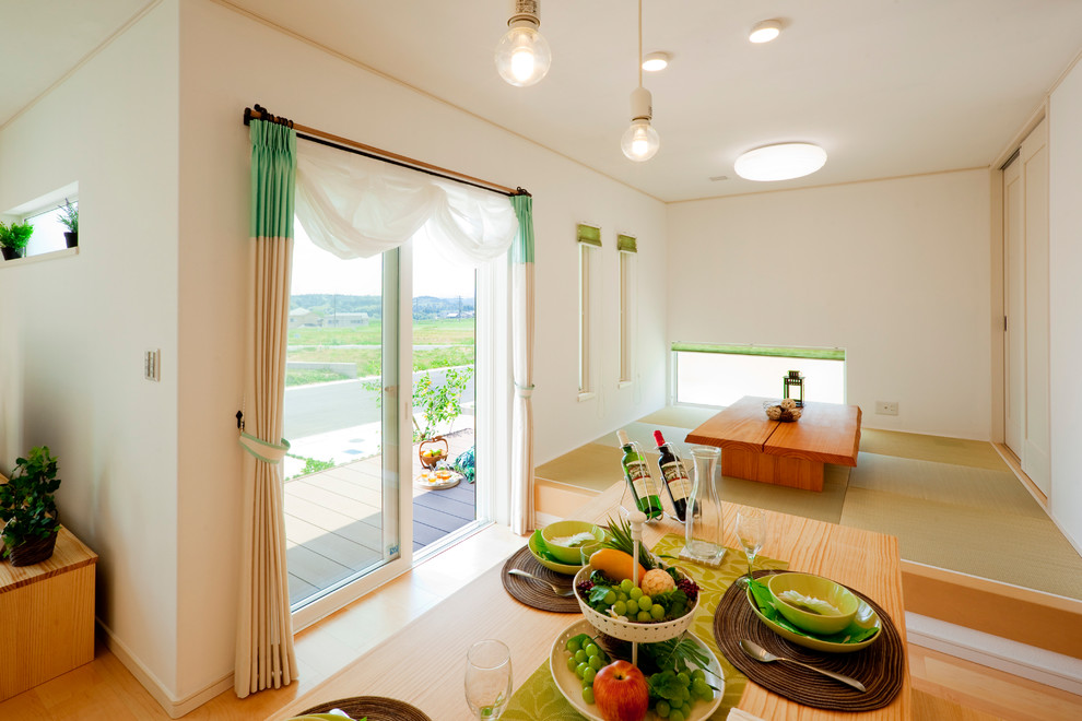 Design ideas for a small asian dining room in Other with white walls, tatami floors and green floor.