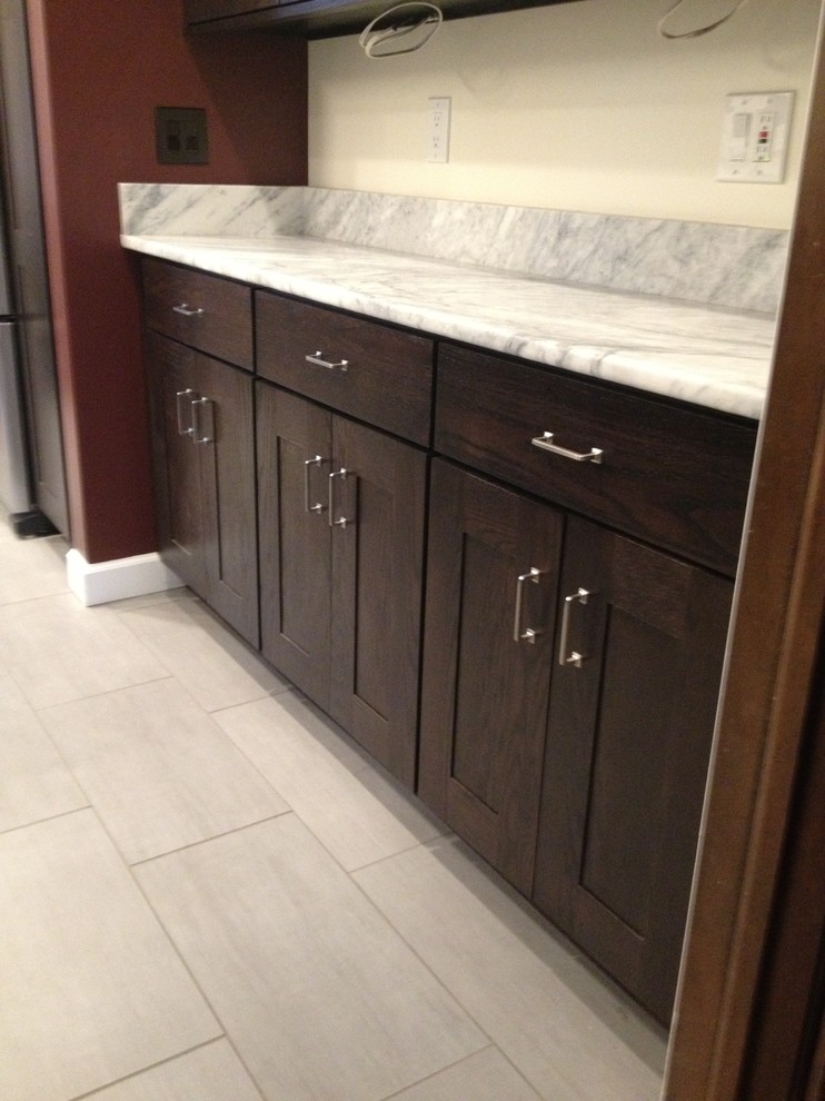 Kitchen - transitional kitchen idea in Detroit