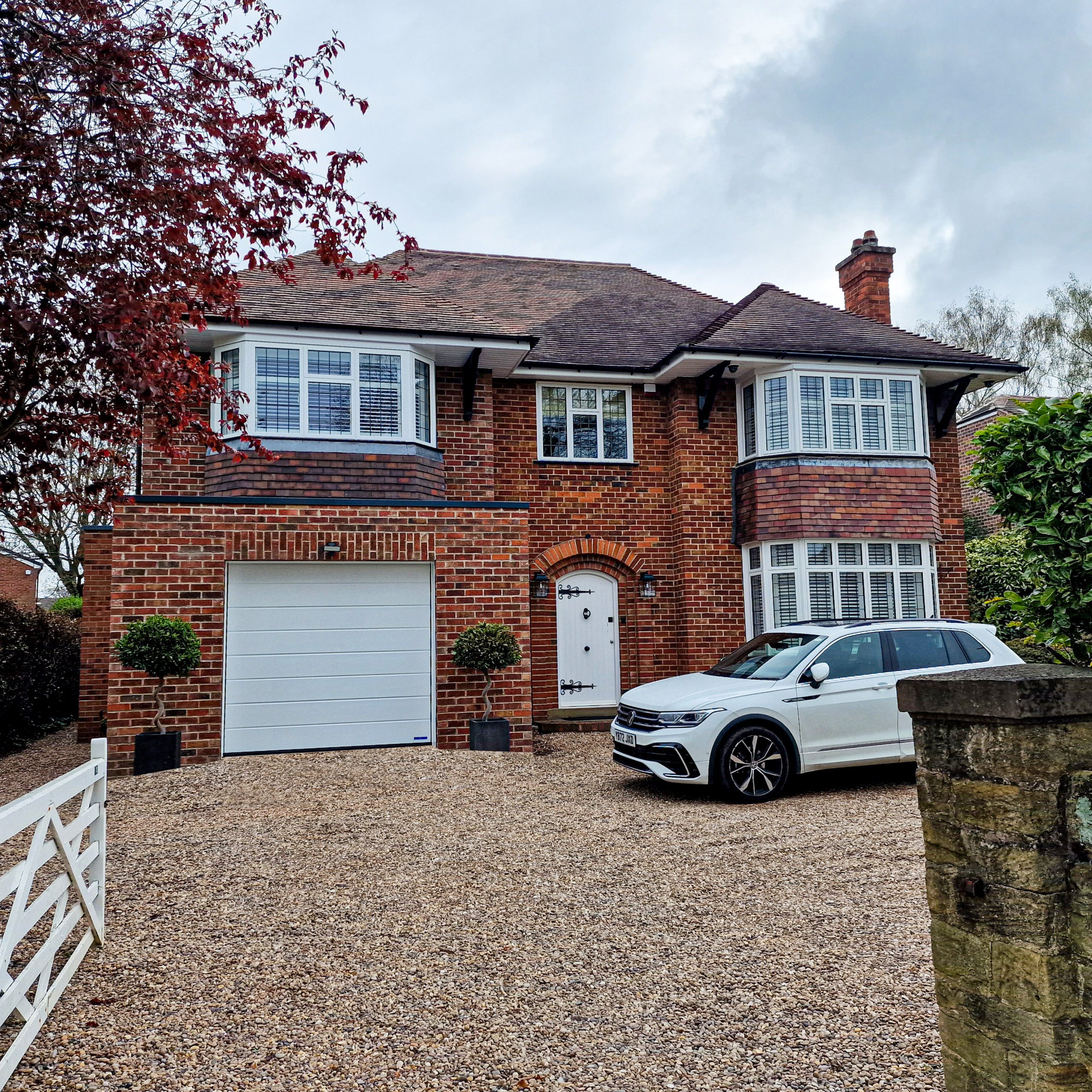 おしゃれな赤い屋根の家の画像 75選 - 2025 年 10月 | Houzz