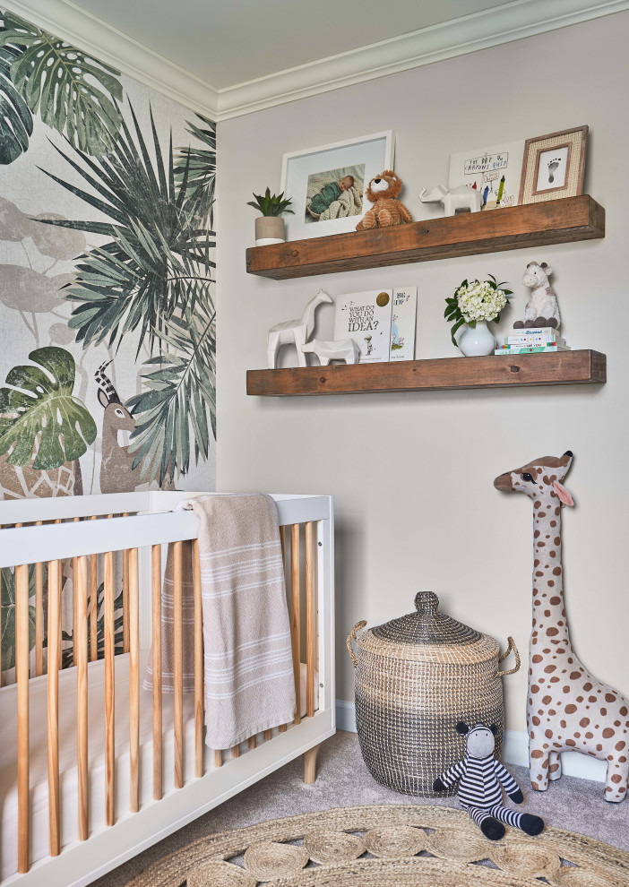 Foto de habitación de bebé neutra clásica con paredes beige, moqueta, suelo beige y papel pintado