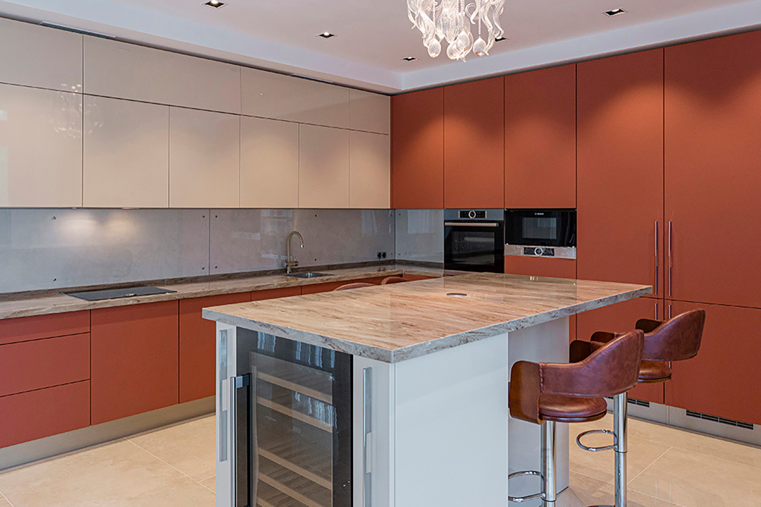 Кухня с островом для загородного дома