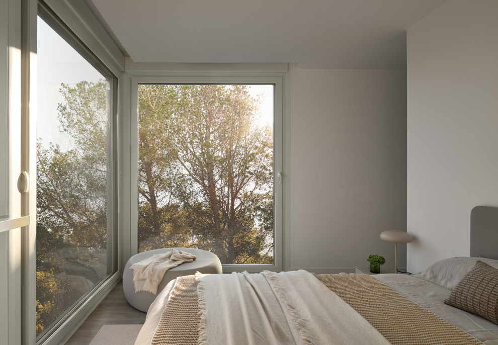 Diseño de dormitorio principal y blanco y madera industrial con paredes blancas, suelo de madera clara y suelo marrón