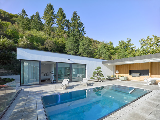 Villa am Hang contemporaneo-piscina